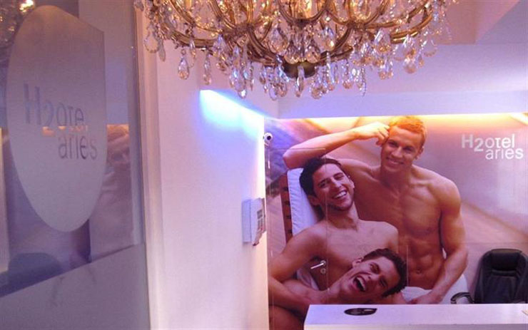 Habitacion espaciosa decorada con elementos de la cultura gay lujo confort isla espanola