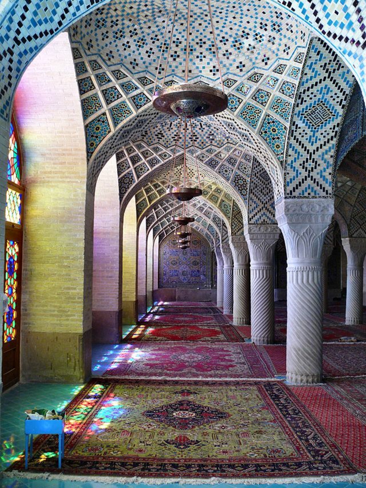 La luz del sol penetra en el interior a través de vidrieras de colores mezquita irani cristales coloridos