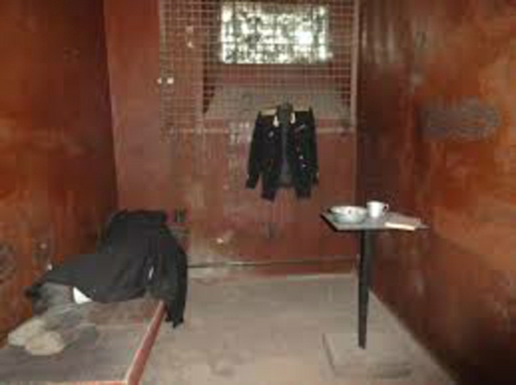 interior orrible igual prision