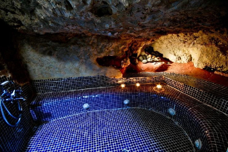 Jacuzzi excavado en la roca en una de las casas en alquiler jacuzzi excavado casa cueva