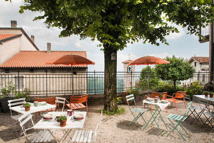 Desayuno en la terraza con vistas de La Scuola Pensión, B & B and b pueblo italiano montanoso