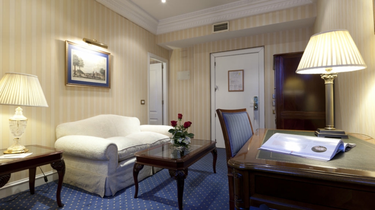 Suite de Hotel Velázquez Madrid, decorada con materiales de calidad suite amplia confortable hotel velazquez madrid