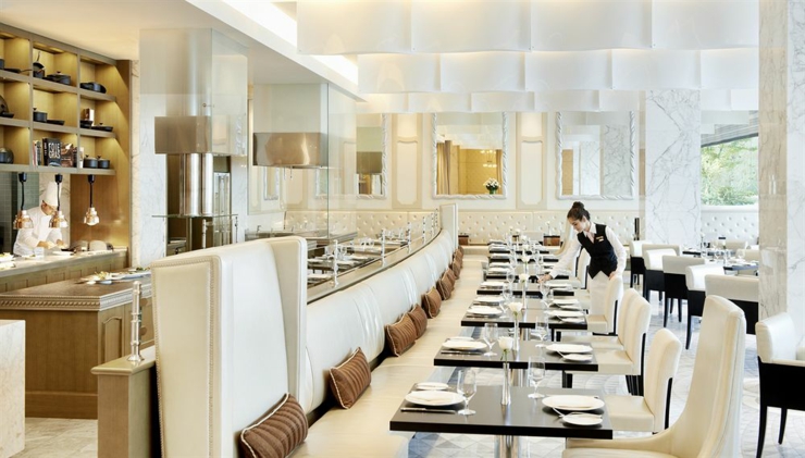 Los visitantes de Le Bistro pueden ver como se prepara su plato observar preparacion comida