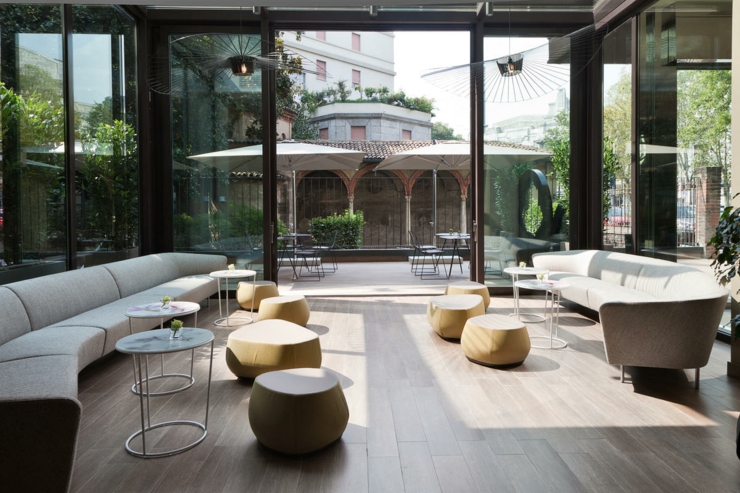 El lobby de este hotel urbano es amplio con sofás grandes
