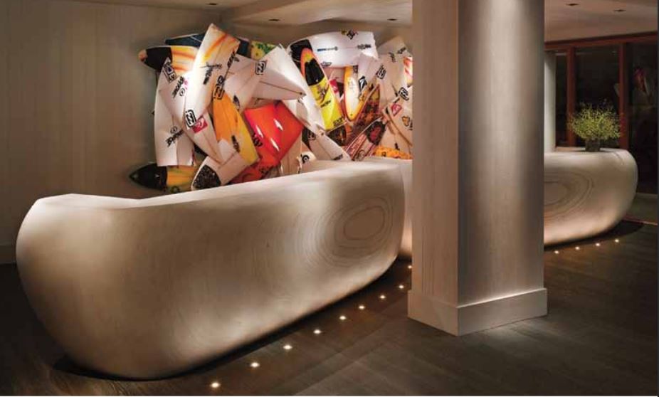 El lobby está decorado de tablas de surf rotas, firmadas por sus jinetes recepcion hotel deco interesante