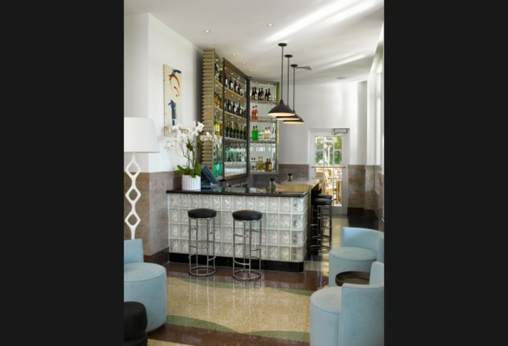 Los huéspedes toman un refrescante en el longe del hotel bar hotel miami beach
