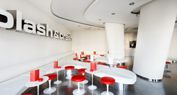 Splash & Crash está diseñado en rojo y blanco diseno vanguardista ambiente relajante