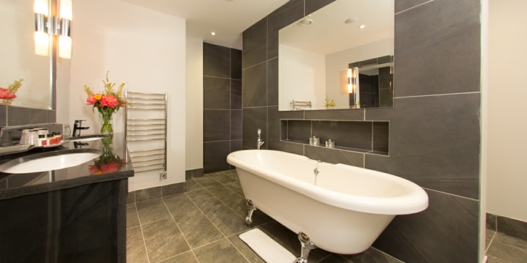 Amplio y cómodo baño privado diseñado en lujo bano elegante privado suite lujosa
