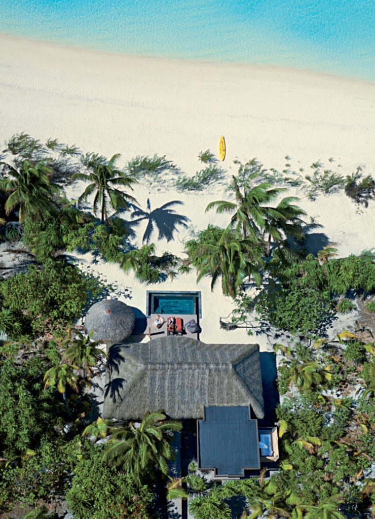 El resort del famoso actor ha conservado la arquitectura tradicional hotel ecologico polinesia francesa