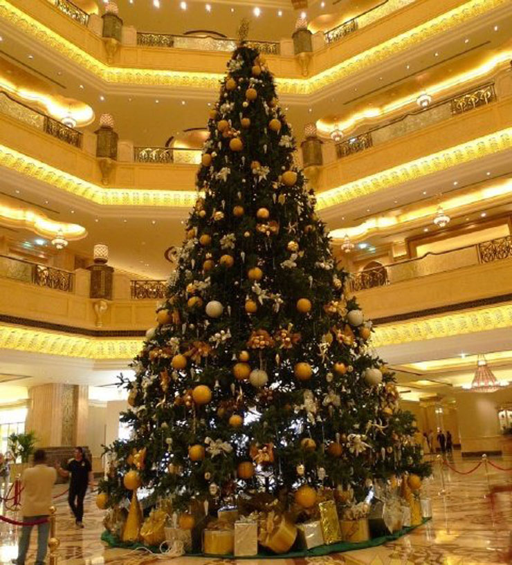 arbol navideno muestra riqueza arabe