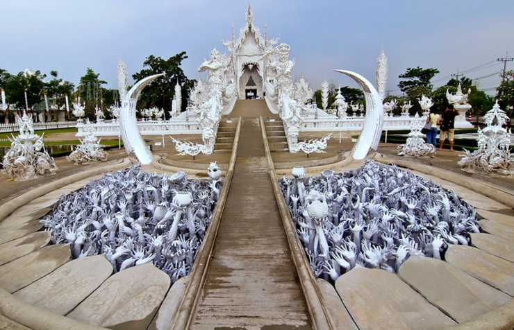 Un mar de manos simbolizando los sufrimientos en la vida física templo indonesia simbolo dolor
