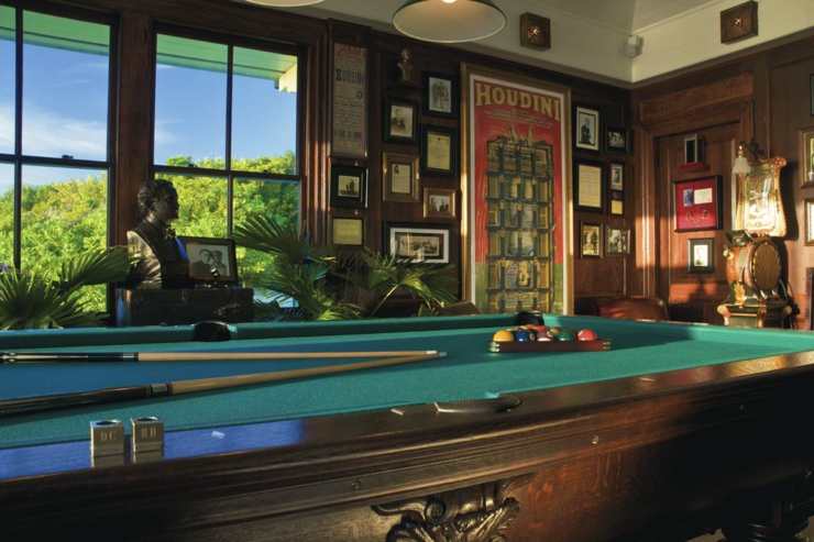 Sala amplia con mesa de billar que perteneció a Harry Houdini billar sala houdini
