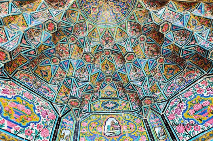 Mezquita iraní llena de luces y colores solo por la mañana turistas disfrutan mezquita irani