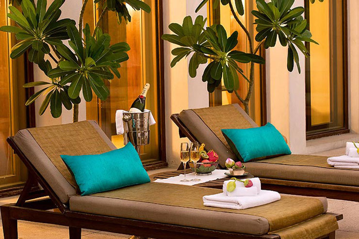 Disfrutando de un alojamiento de lujo con una copa de champan alojamiento lujo confort hotel boutique new delhi