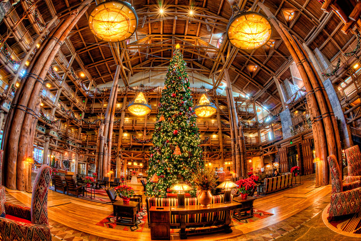 Un magnifico árbol de Navidad da bienvenida a los visitantes del Disney´s Wilderness Lodge, Florida arbol navidad vestíbulo hotel orlando