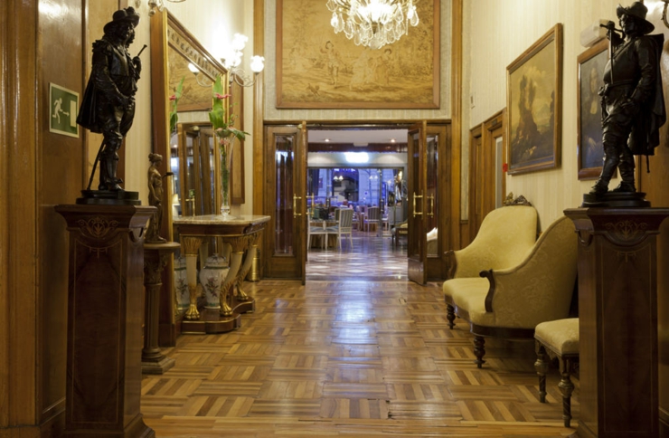 Objetos decorativos completan la visión clásica de este pasillo maravilloso estilo clasico hotel velazquez madrid