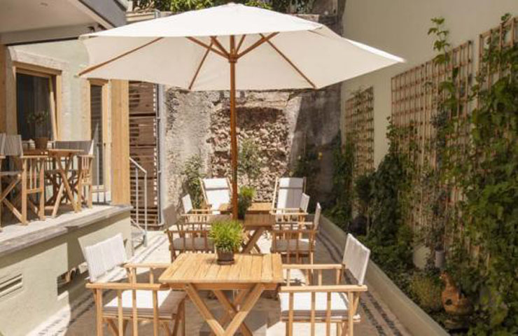 Los huéspedes de Casa Amora toman café en el patio patio exterior relajante lisboa