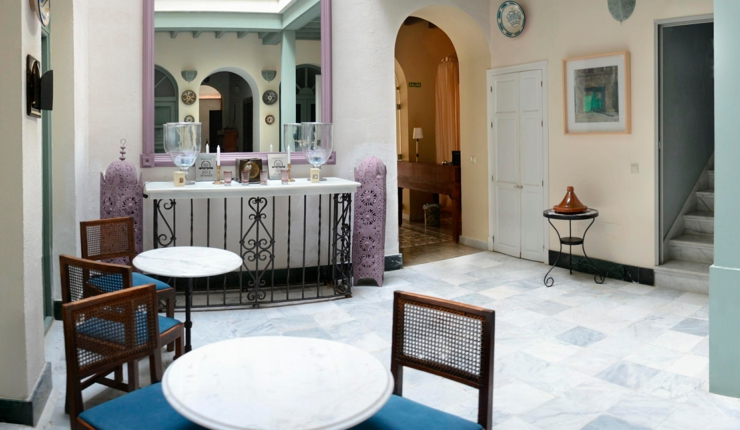 El tradicional patio del hotel en Jerez es un oasis de tranquilidad tranquilo patio pequeno hotel