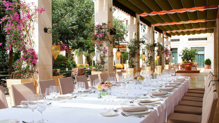 Un amplio patio con jardín con bar, perfecto para reuniones, eventos hoteles valencia eventos