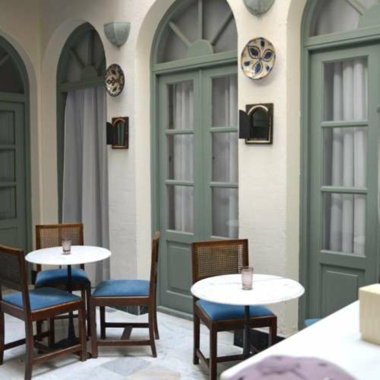 Patio estilo andaluz- relax y elegancia en pleno corazón de la ciudad de Jerez coqueto patio arquitectura andaluza