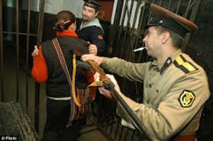 visitantes hotel letonia trato prisioneros