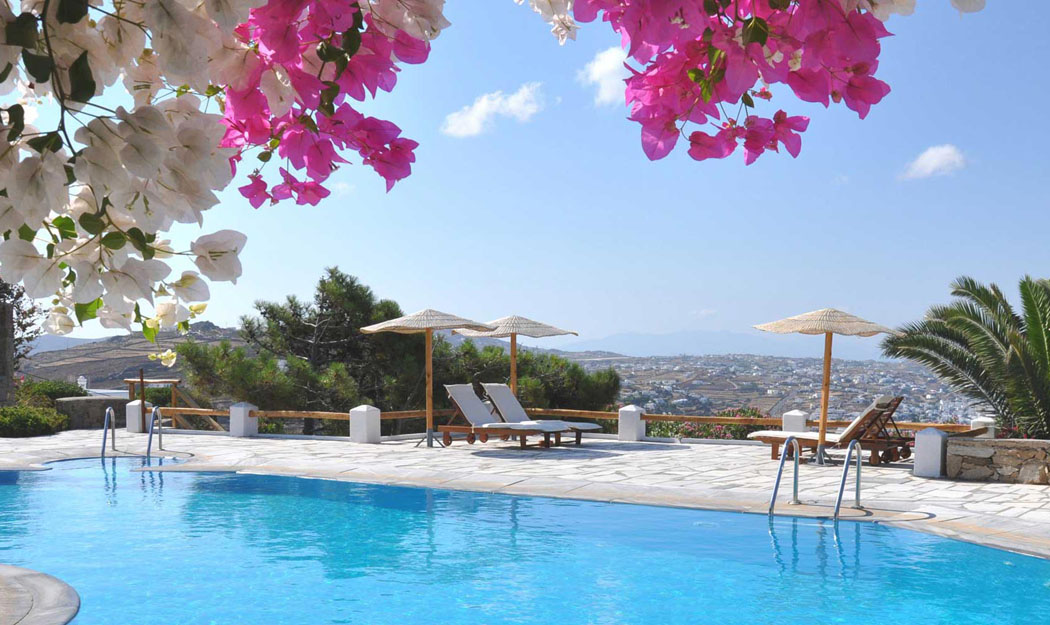 Piscina al aire libre con solárium para momentos relajantes vacaciones relax hotel moderno