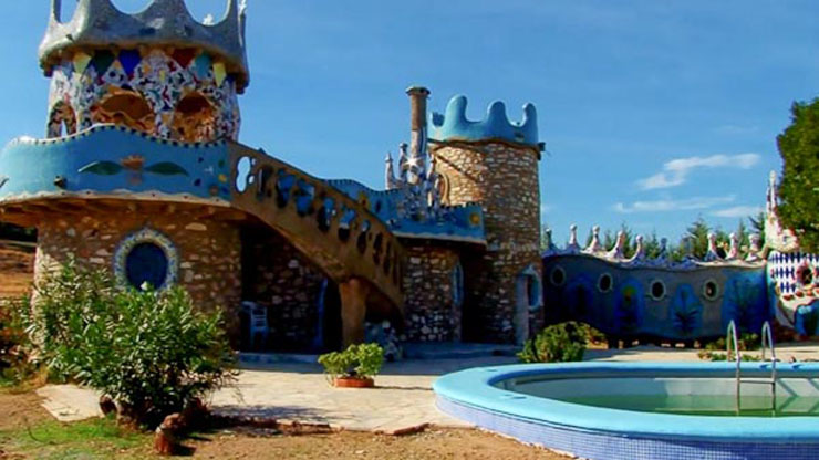 Complejo de edificios estilo Gaudí pensado como casa habitada pensado como casa normal