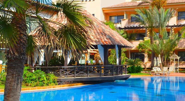Piscina exterior lujoso hotel para vacaciones inolvidables momentos relajantes piscina hotel fuerteventura