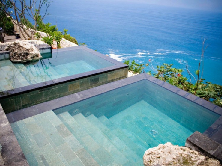La piscina de este hotel en Bali ofrece vistas impresionantes