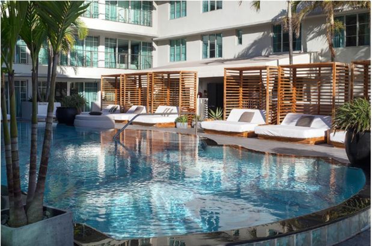 Hotel en Miami Beach con piscina exterior con cabañas