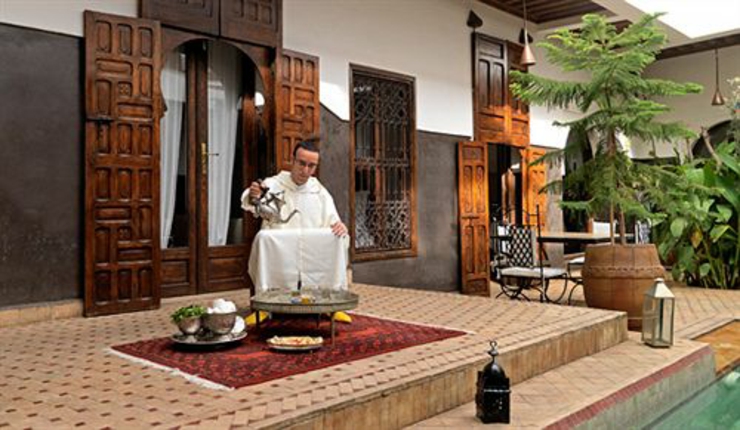 Los visitantes del hotel riad en Marrakech disfrutan de una piscina al aire libre tradicional riad piscina externa