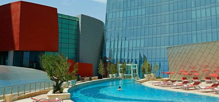 La piscina exterior con vistas es enorme piscina grande hotel baku