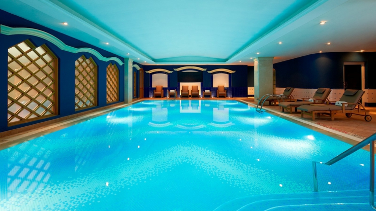 Piscina cubierta en uno de los mejores hoteles en Valencia piscina lujo relax valencia