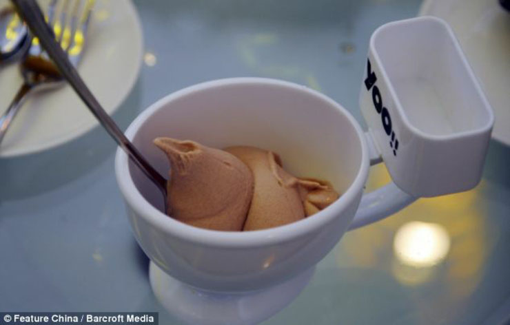 Comida rica servida en unos platos muy extraños modern toilet restaurant asiatico