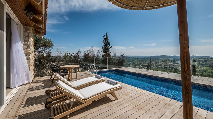 Terraza con piscina privada en Gordonia hotel boutique alojamiento lujo jerusalen lejos bullicio