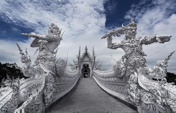 Los monstruos del puente del Templo Blanco representan las 16 causas de dolor puente templo blanco indonesia