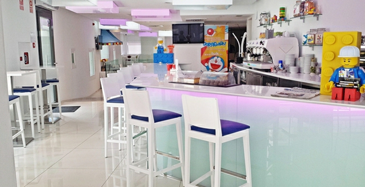 En la coqueta cafetería hay juegos de mesa elegante cafeteria diseno minimalista