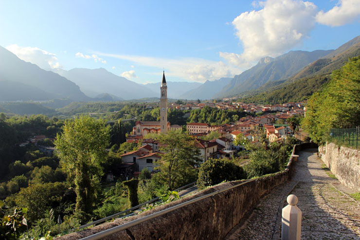 Vistas magnificas desde pueblo italiano de Lusiana vista pueblo montanoso italia