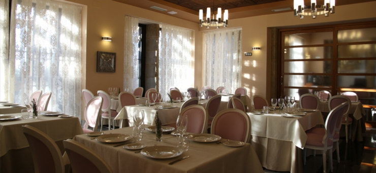 Restaurante de cocina gama alta ofrece variedad de vinos de primera restaurante cocina gama alta