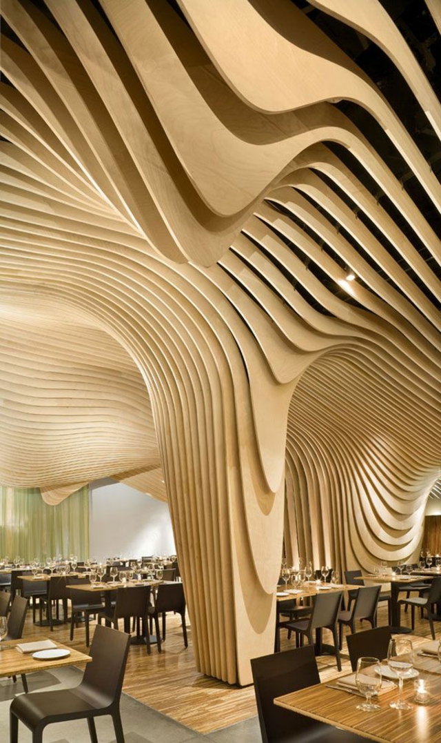 Enormes elementos dan la sensación que el techo de este bar-restaurante en EE.UU. es continuo