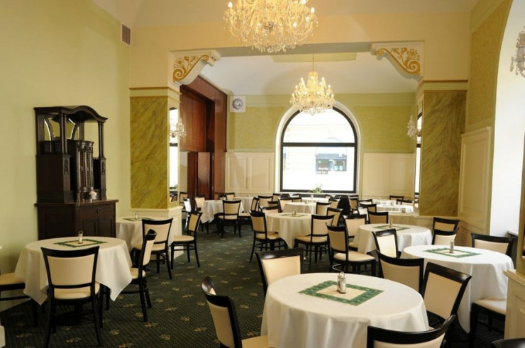 El restaurante del hotel ofrece comida típica del país restaurante-hotel-praga-cocina-tradicional