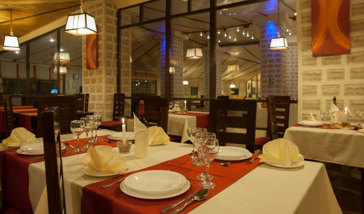 Platos tradicionales en el comedor del Hotel de Sal en Bolivia restaurante ofrece cocina tipica