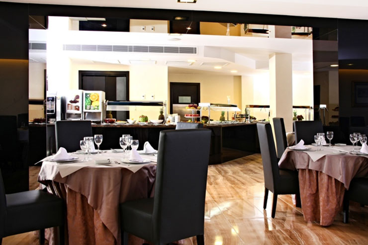 Restaurante de hotel temático, cocina mediterránea coqueto restaurante hotel lujoso