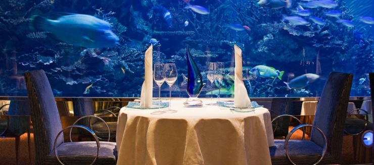 Cenar rodeado de peses exóticos, visibles de cada rincón en el Al Mahara es una experiencia inolvidable restaurante cocina riquicima entorno exotico
