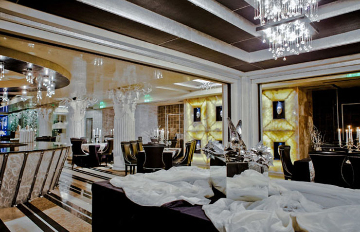 Interior impresionante del restaurante „Royal Castle" interior unico cocina riquisima