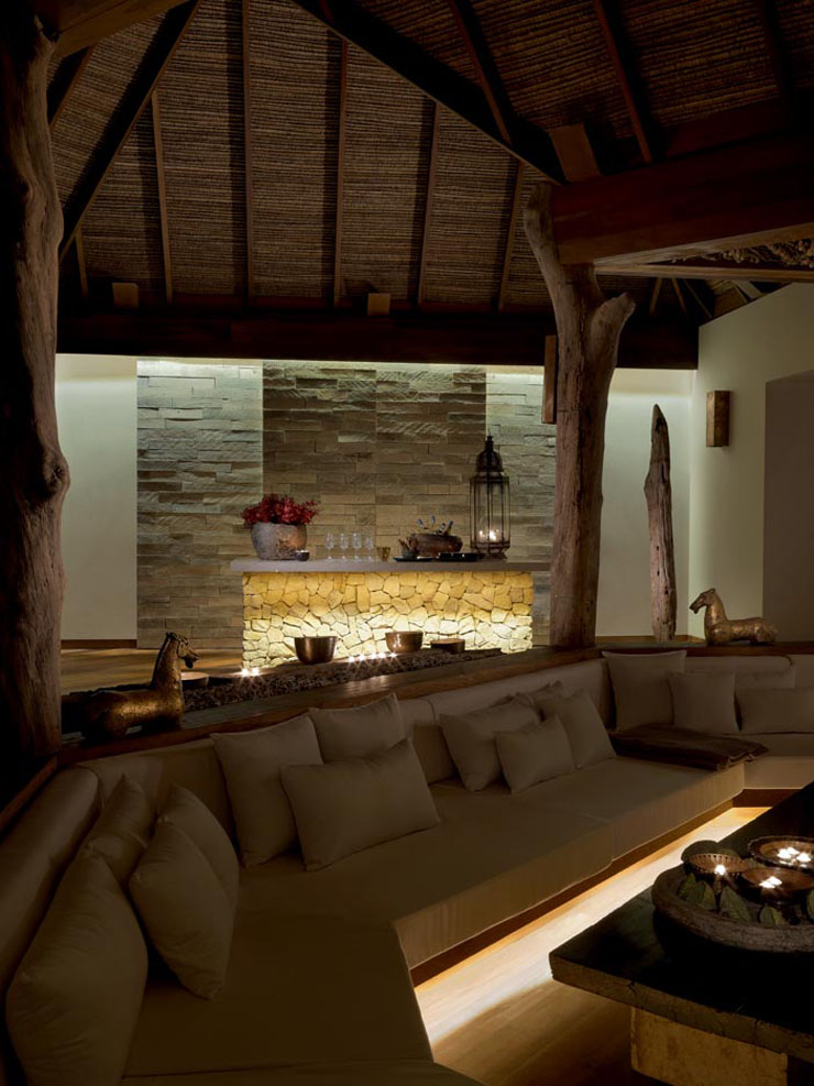 La comida se prepara por Jeff de cocina con fama mundial restaurante resort lujoso vista nocturna