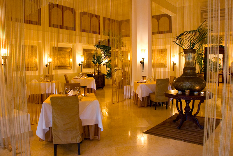 Los restaurantes de este resort de lujo ofrecen platos riquísimo cocina deliciosa restaurante resort zanzibar
