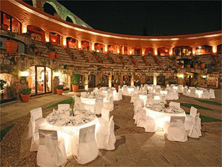 Restaurante – cocina tradicional en atmosfera taurina cena mexicana bajo estrellas