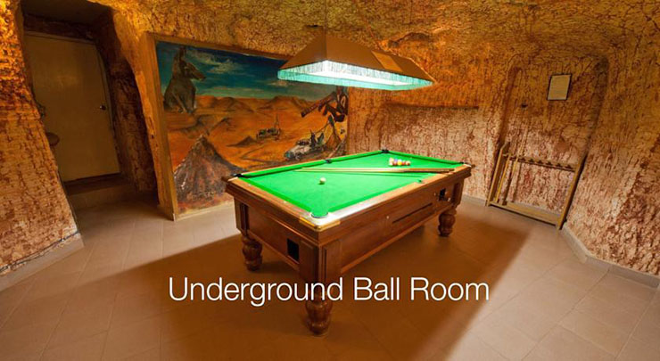 Sala billar en motel subterráneo en Australia complejo turistico parte bajo tierra