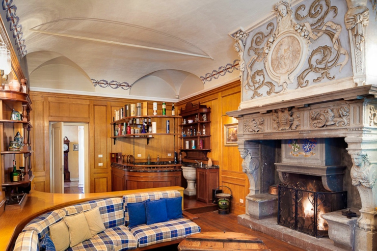 La chimenea en este elegante salón es una auténtica antigüedad precioso salon chimenea epoca